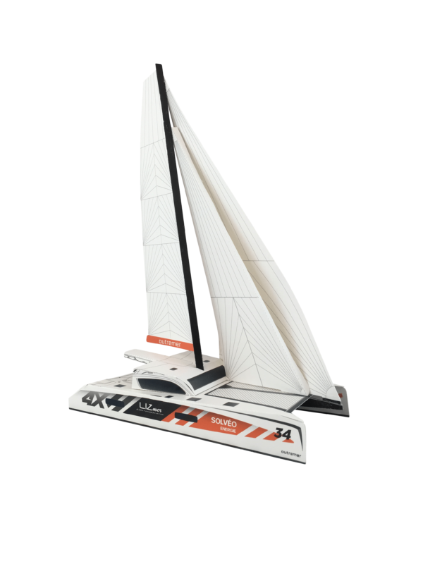 Maquette en papier de l'Outremer 4X participant à la Route du Rhum 2018